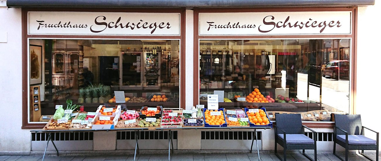 Die Auslage von Fruchthaus Schwieger auf der Theaterstraße